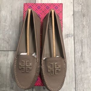 NWT Tory Burch Lowell 2 Driver Loafer Sz 8.5 French Gray